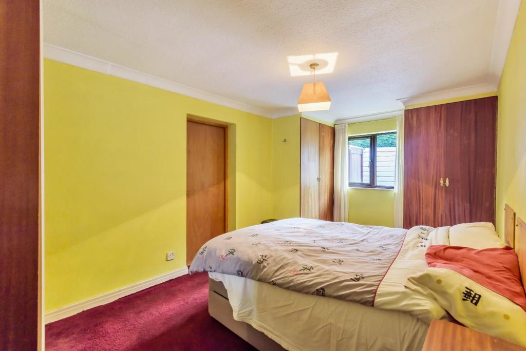 3 bedroom detached bungalow for sale in Wetherby Road, Collingham