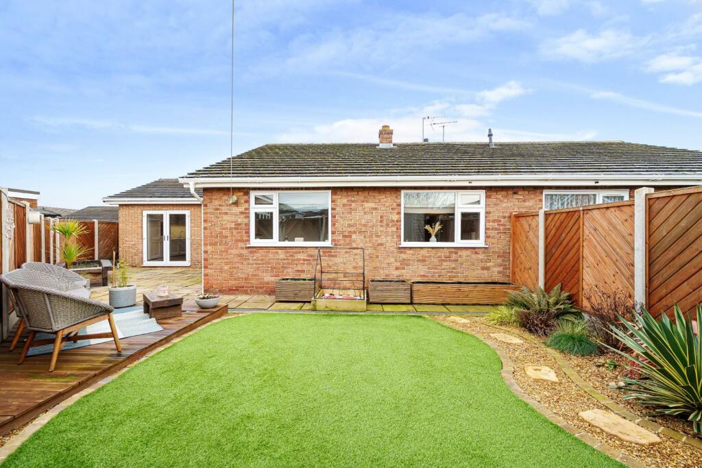 3 bedroom semidetached bungalow for sale in Hillcrest, Tadcaster, LS24 9LJ, LS24