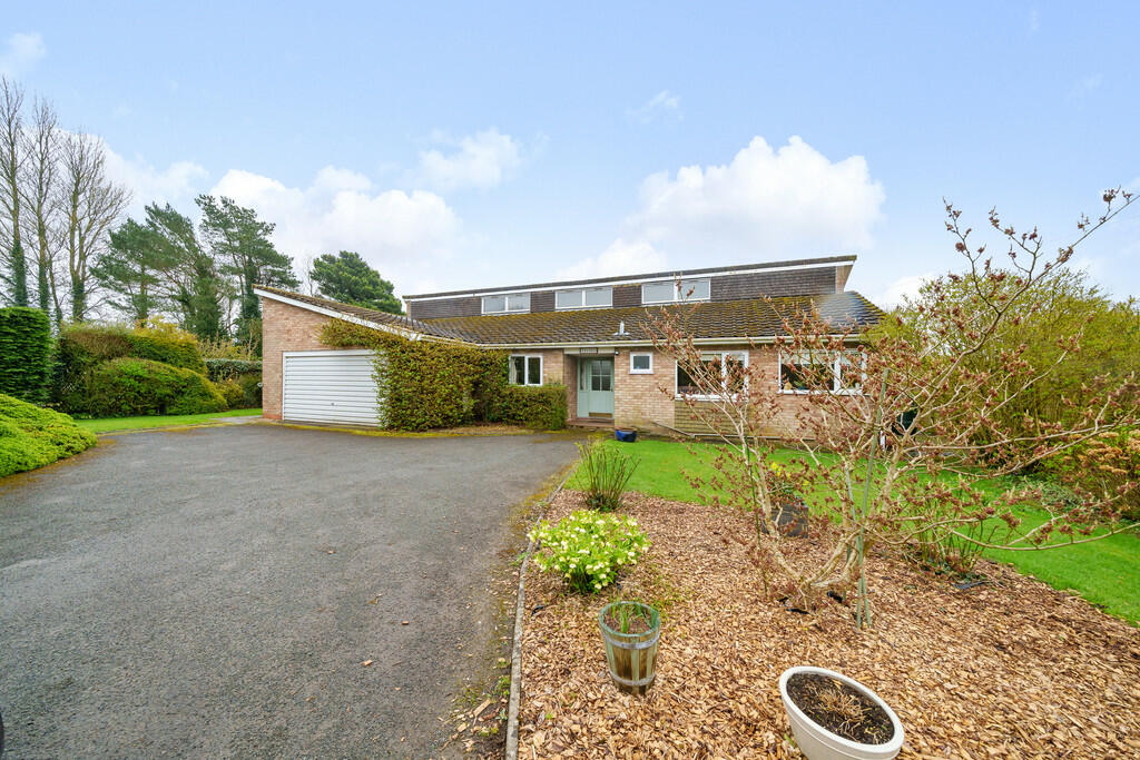 4 bedroom detached bungalow for sale in Taieri, Tenbury Wells, WR15