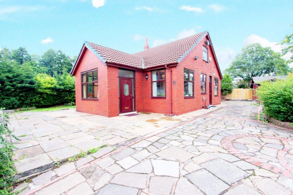 2 bedroom bungalow for sale in Henderson Street, Rochdale, OL12 9RG, OL12