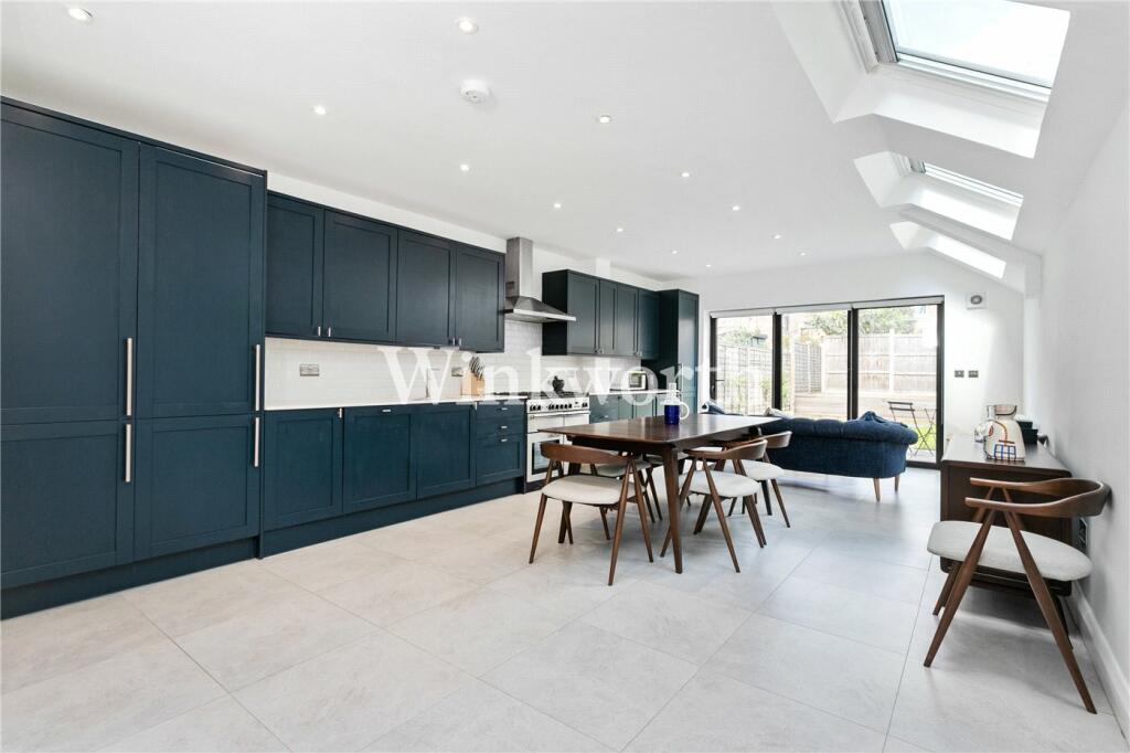 5 bedroom terraced house for sale in Effingham Road, London, N8