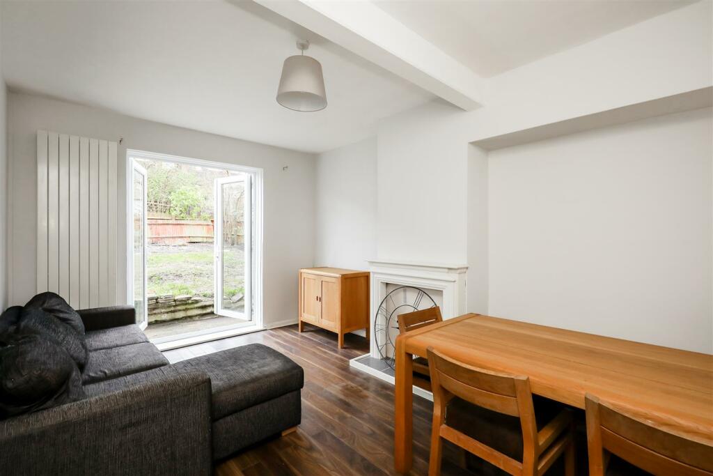 3 bedroom end of terrace house for rent in Hobbes Walk, London, SW15
