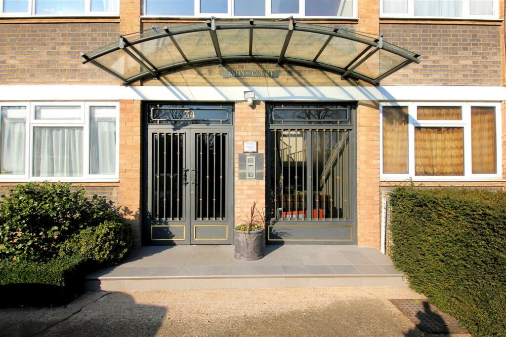 Studio flat for sale in Keswick Road, Putney, SW15
