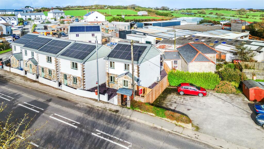 3 bedroom detached house for sale in Longdowns, Penryn, TR10