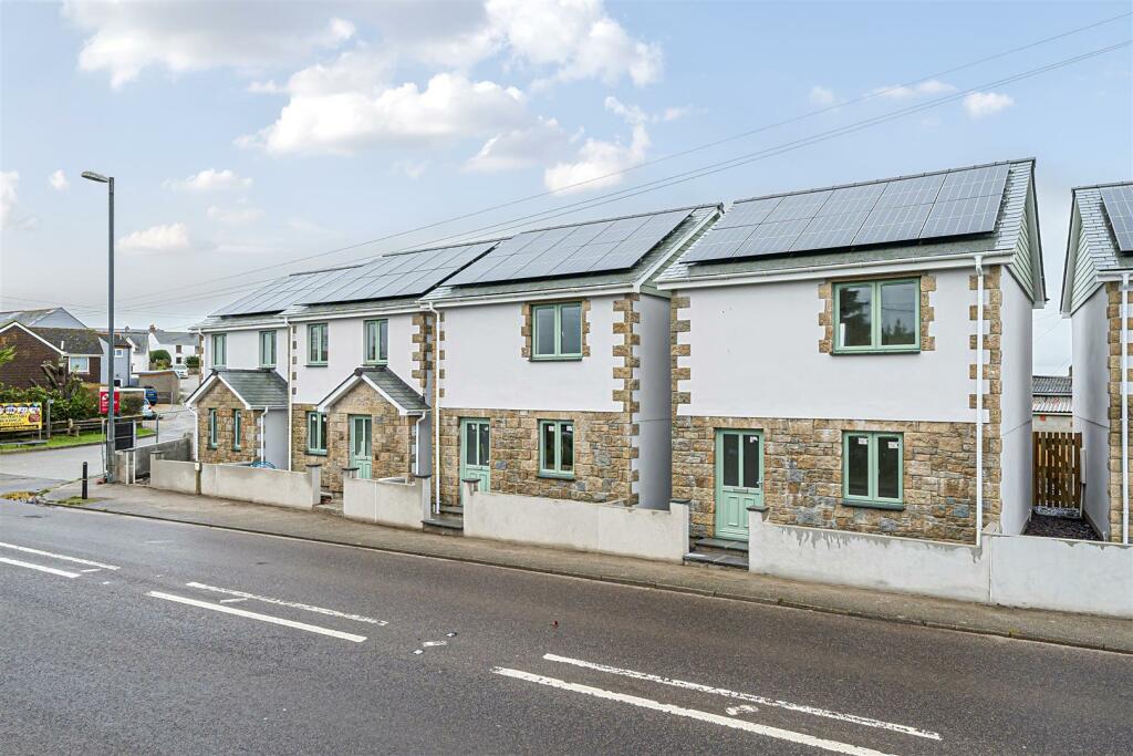 3 bedroom detached house for sale in Longdowns, Penryn, TR10