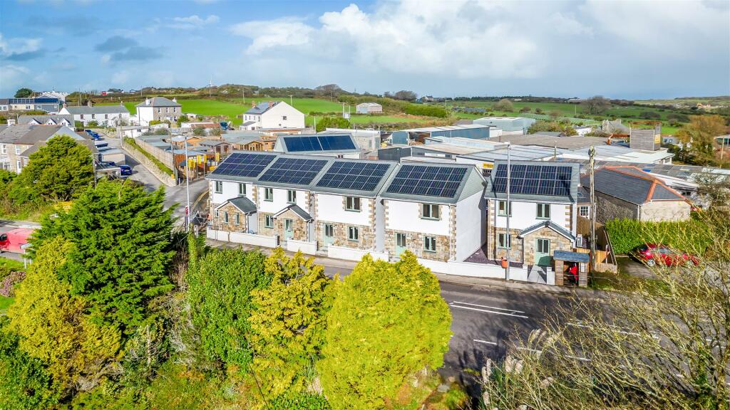 3 bedroom detached house for sale in Longdowns, Penryn, TR10