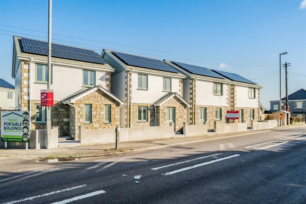 3 bedroom detached house for sale in Longdowns, Penryn, TR10