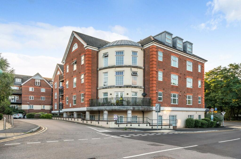 2 bedroom flat for rent in Dorchester Court, Camberley, GU15