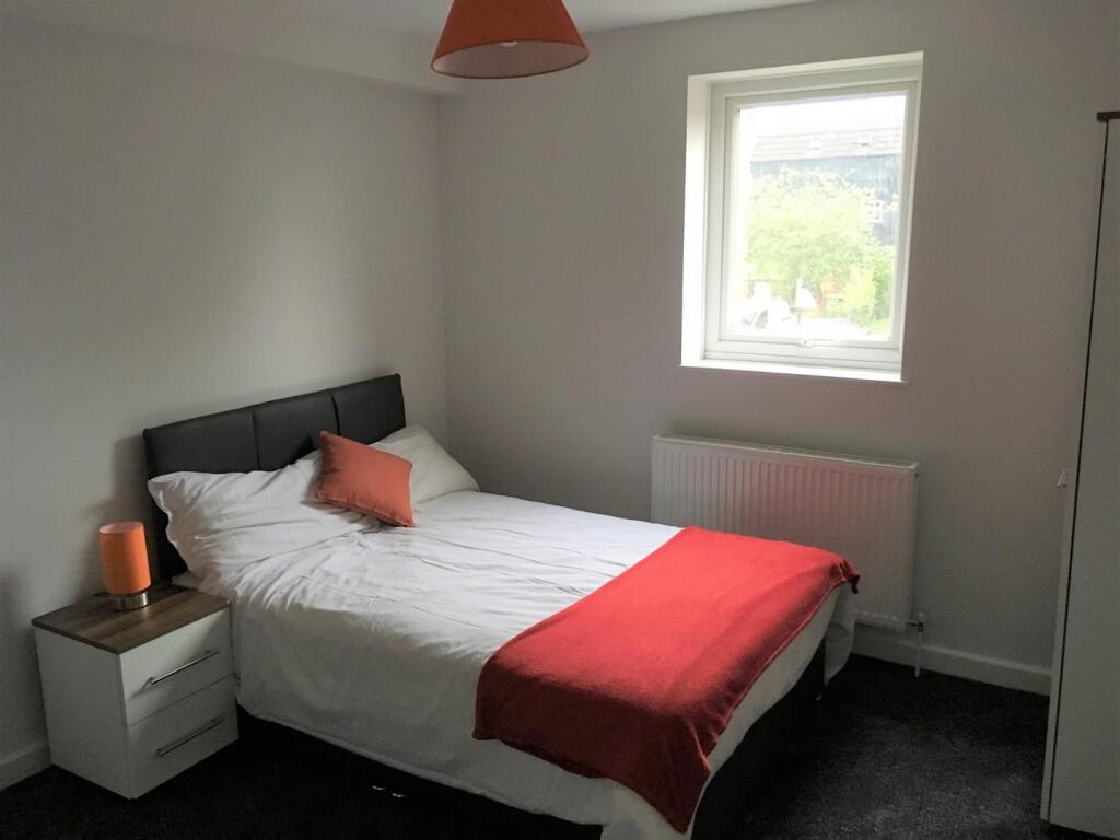 Main image of property: Blackmead - Room to let with en-suite
