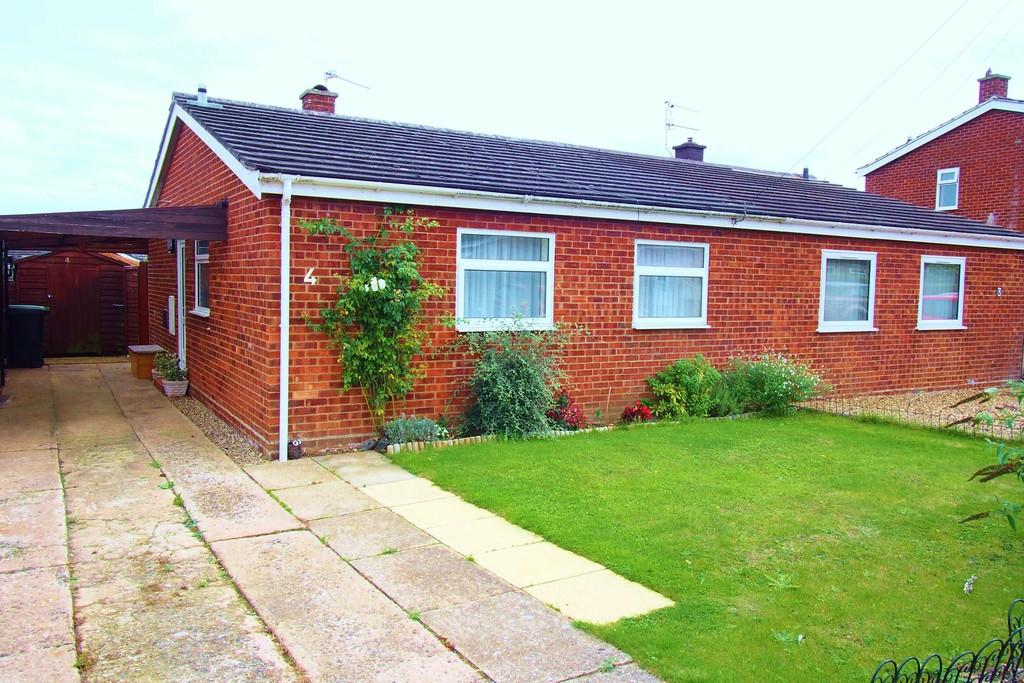 2 bedroom semidetached bungalow for rent in Maple Close, Wymondham, NR18