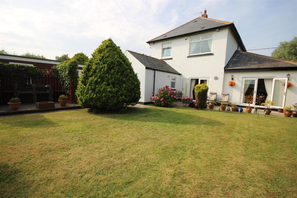 3 bedroom detached house for sale in Moor Lane, Cleadon,, SR6