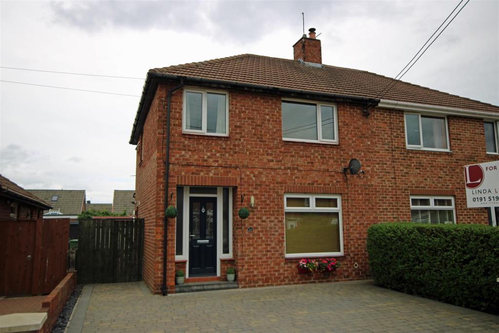 3 bedroom semidetached house for sale in West Drive, Cleadon Village