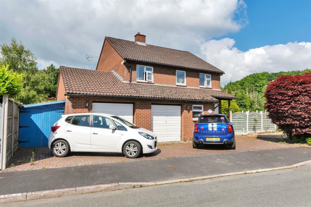 4 bedroom detached house for sale in Berllan Close, Weston Rhyn