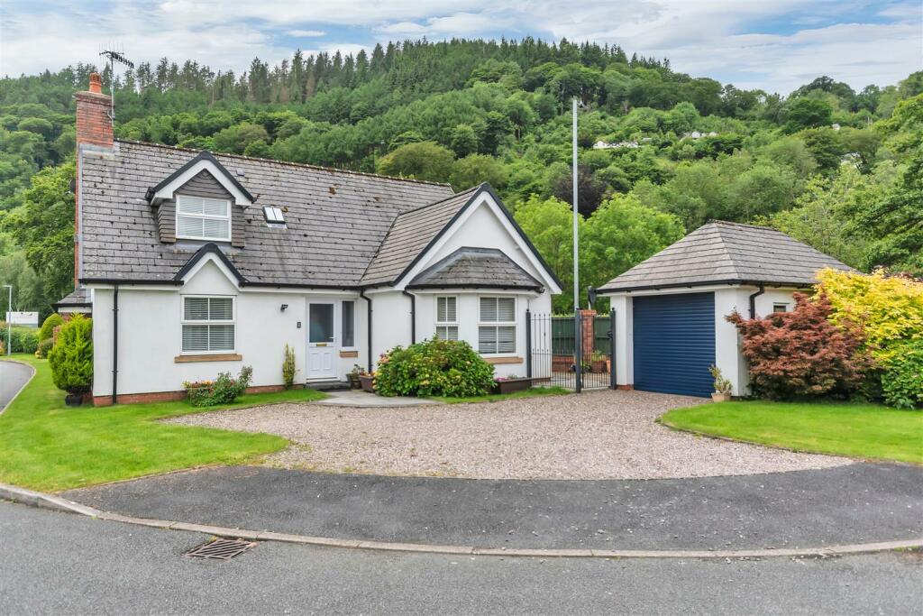 3 bedroom detached house for sale in Afon Glas, Llangollen, LL20