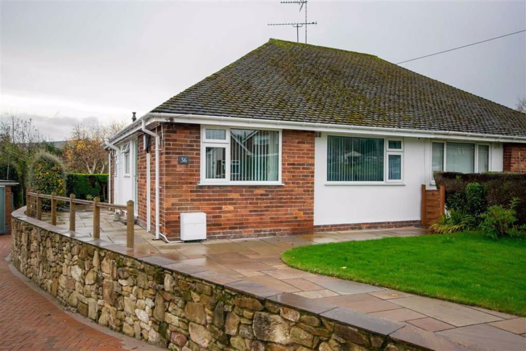 2 bedroom semidetached bungalow for sale in Trefynant Parc, Acrefair, LL14