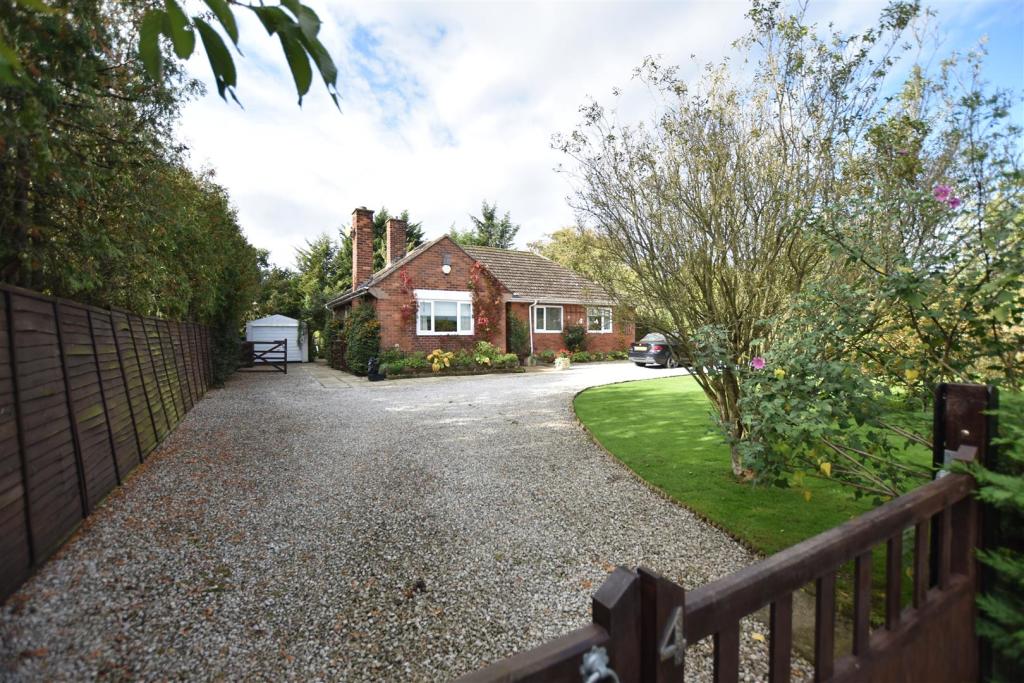 3 bedroom detached bungalow for sale in Bryn Lane, Ridley Wood, Wrexham, LL13