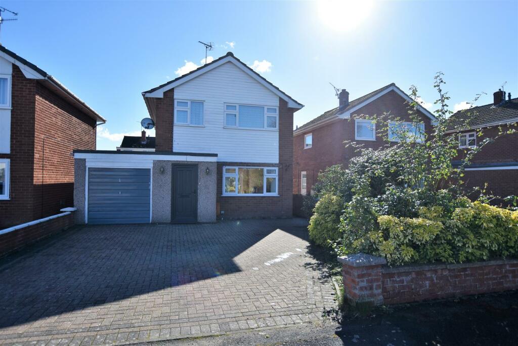 3 bedroom detached house for sale in Ffordd Garmonydd, Wrexham, LL12
