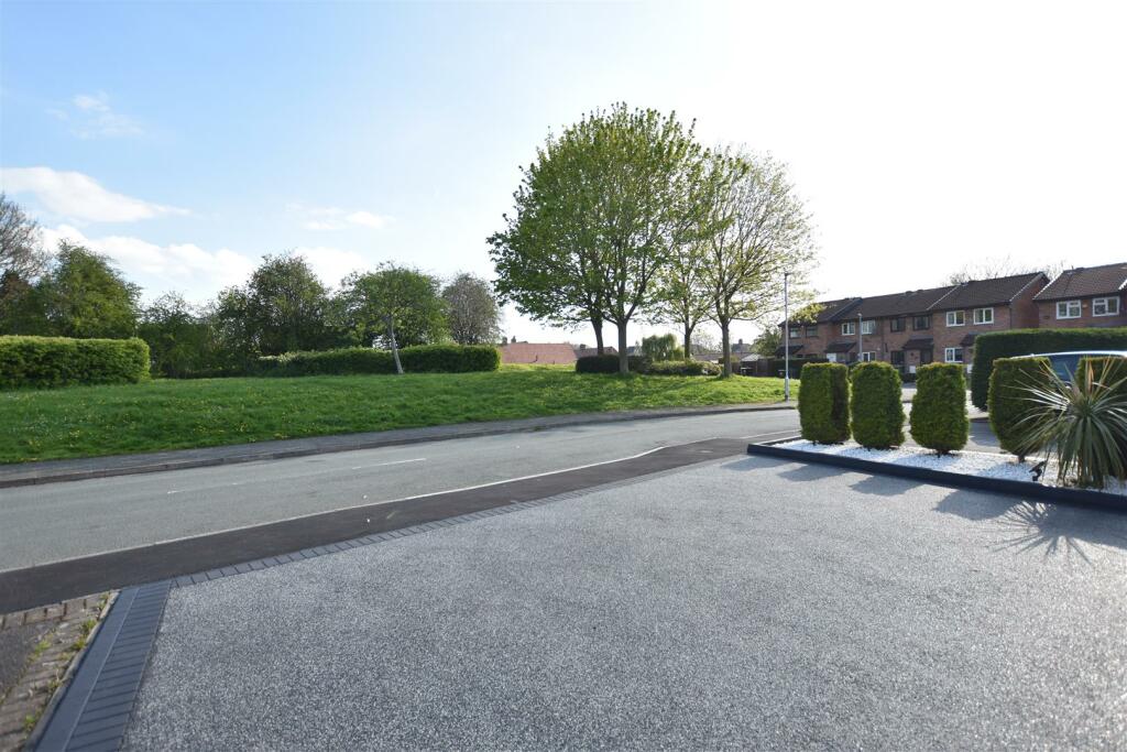 3 bedroom detached house for sale in Summerfields, Rhostyllen, Wrexham