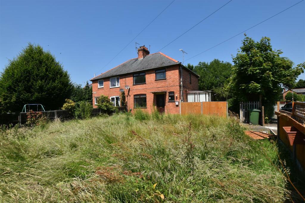 3 bedroom semidetached house for sale in New Hall Road, Ruabon