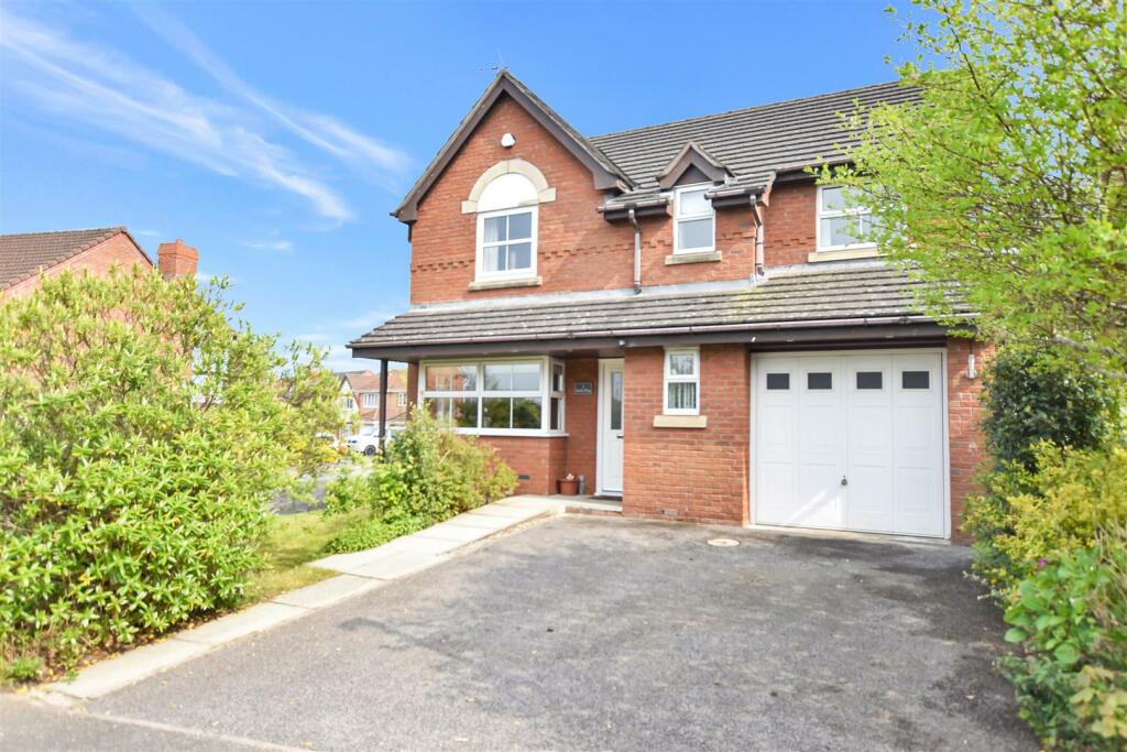 4 bedroom detached house for sale in Sandy Way, Wrexham, LL13