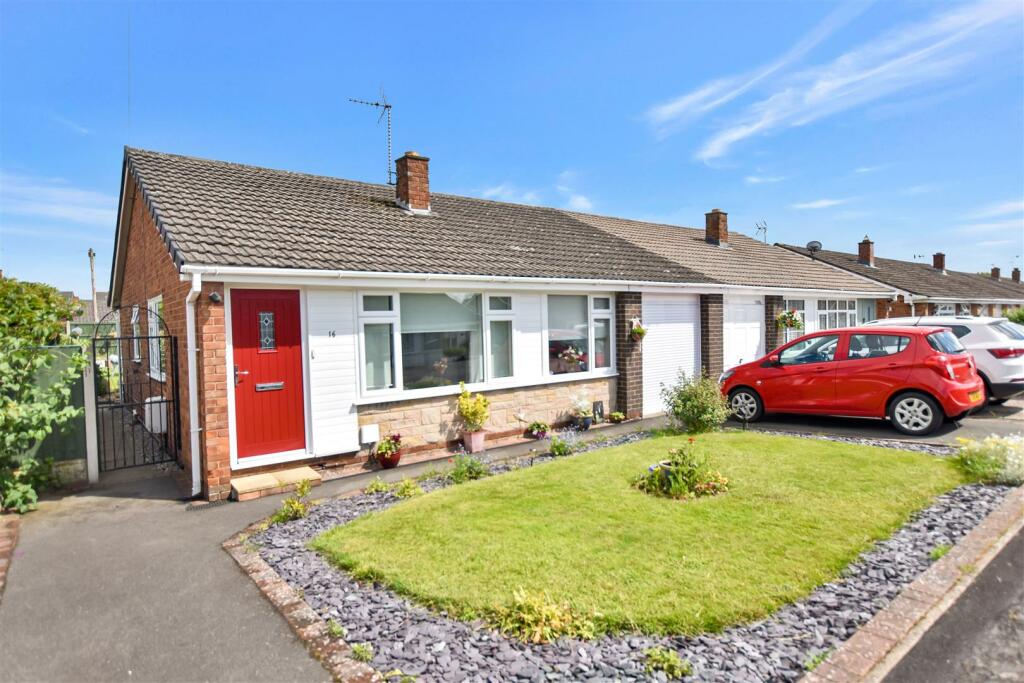 2 bedroom semidetached bungalow for sale in Ffordd Madoc, Borras