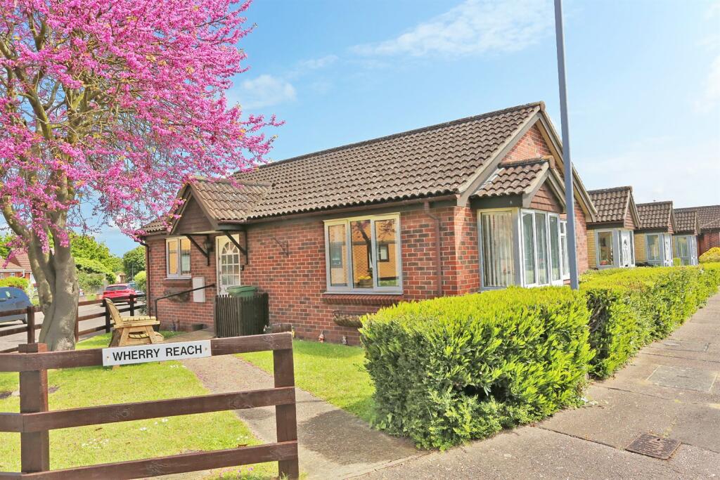 2 bedroom detached bungalow for sale in Wherry Reach, Acle, Norwich, NR13