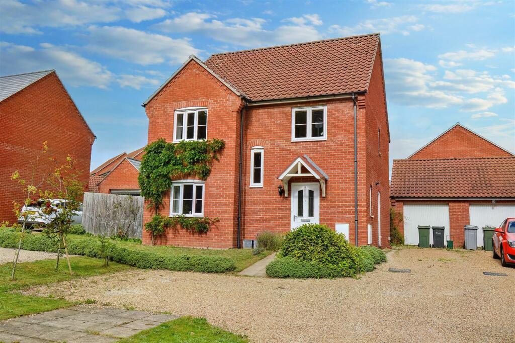 4 bedroom detached house for sale in Woodgate Way, Aylsham, NR11