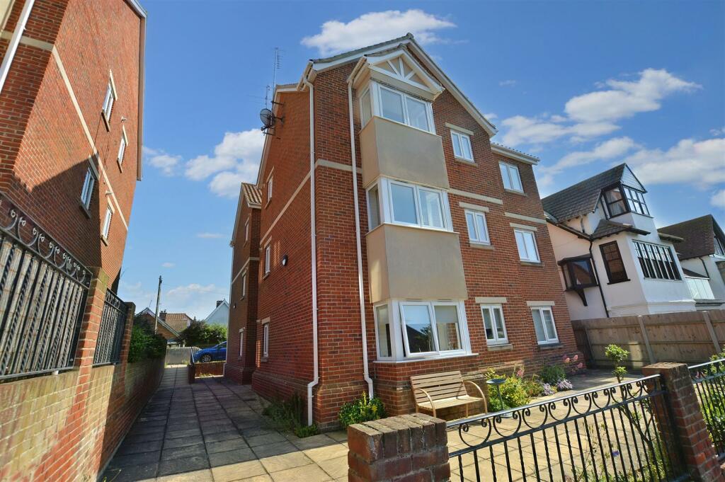 2 bedroom flat for sale in Cliff Road, Sheringham, NR26