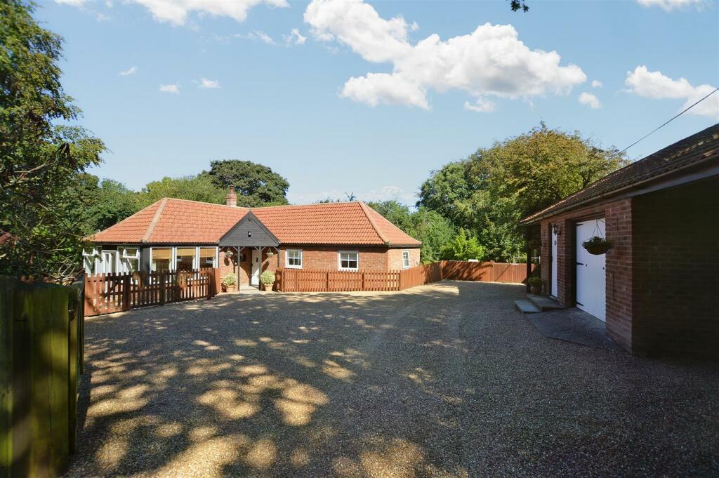 3 bedroom detached bungalow for sale in Sheringwood, Beeston Regis