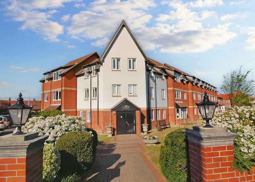 1 bedroom flat for sale in Street, Sheringham, NR26