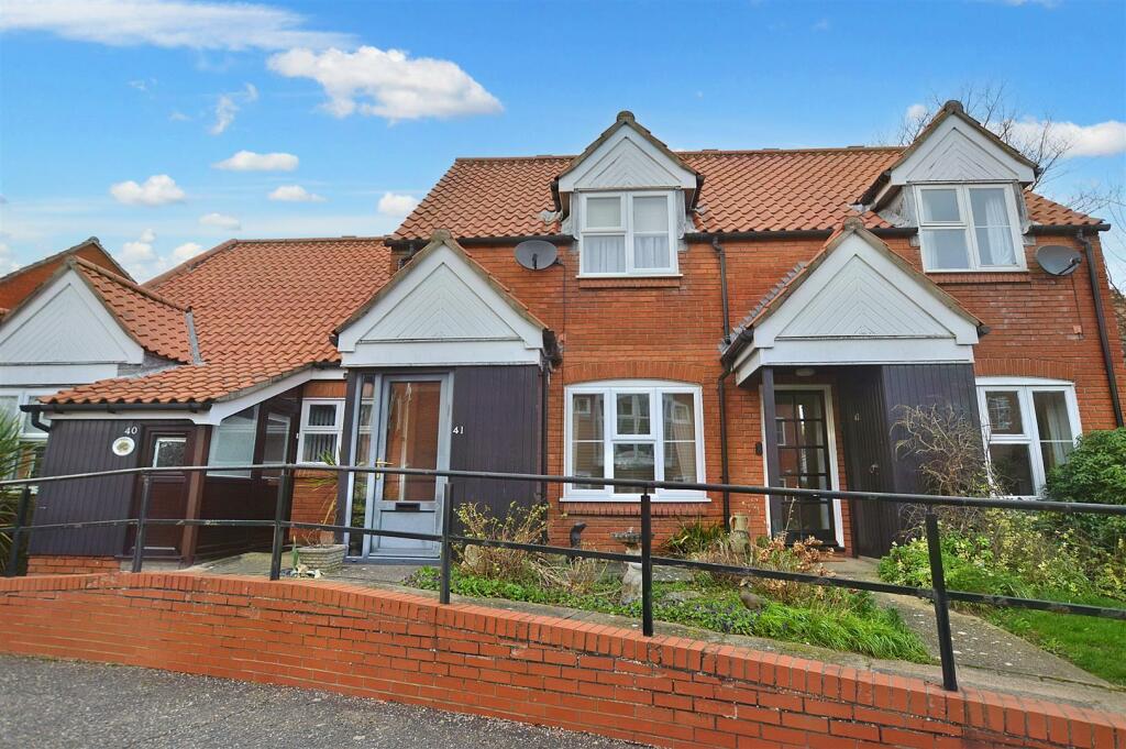 2 bedroom terraced house for sale in Ashdown Court, Cromer, NR27