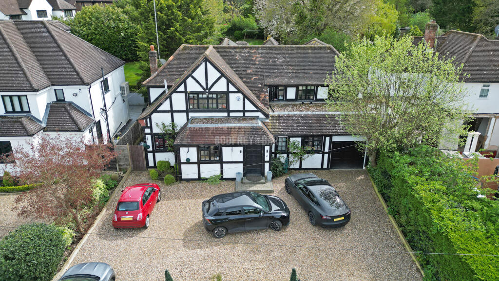 5 bedroom detached house for sale in Oakridge Avenue, Radlett, WD7