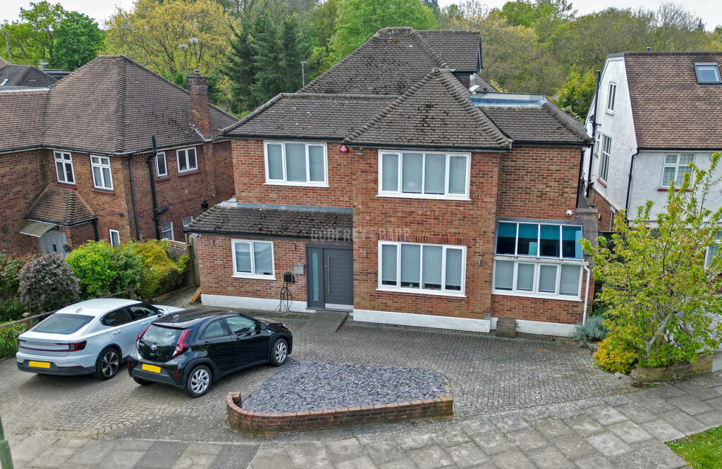 5 bedroom detached house for sale in The Reddings, Mill Hill, NW7