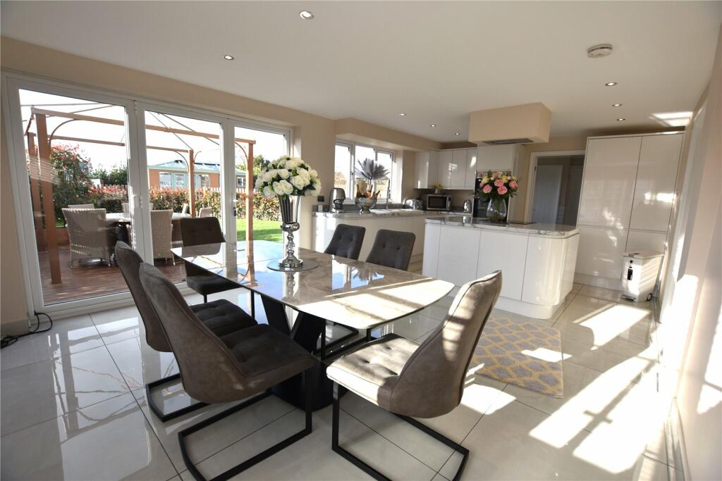 4 bedroom detached house for sale in Stonebridge Road, Steventon