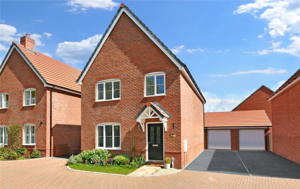 4 bedroom detached house for sale in Grove, Didcot, Oxfordshire, OX11