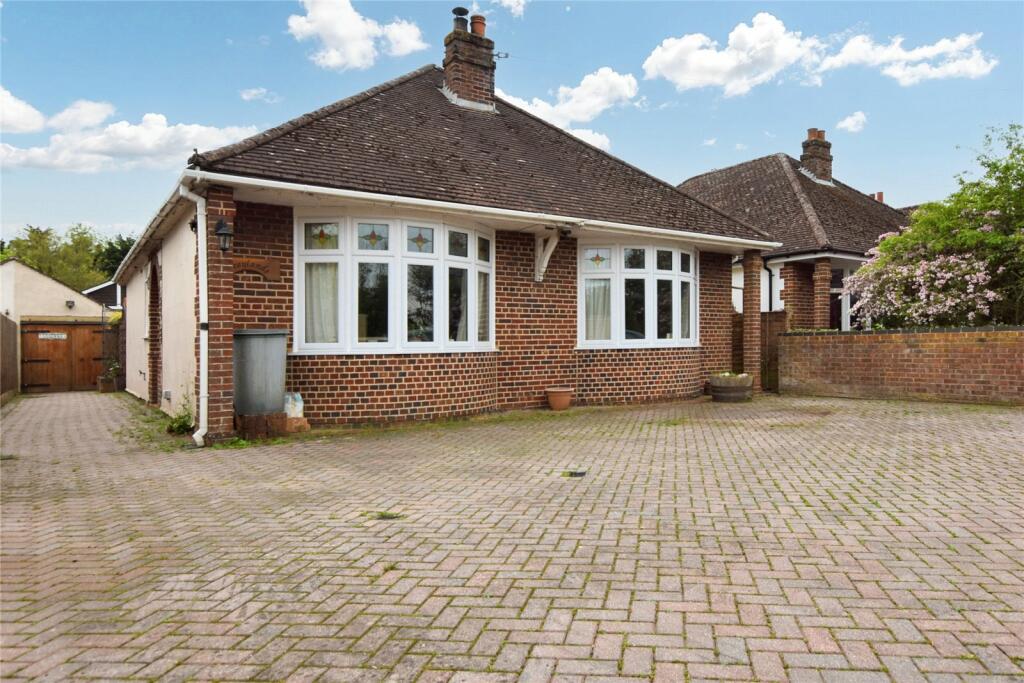 4 bedroom detached bungalow for sale in London Road, Milton Common