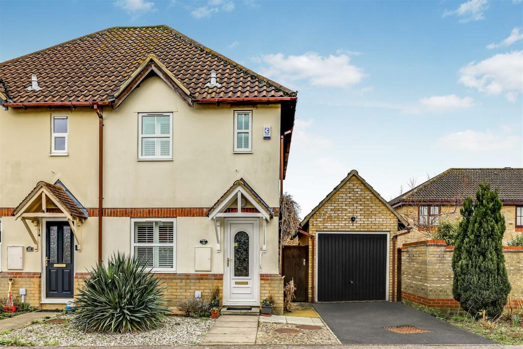 2 bedroom semidetached house for sale in The Brambles,