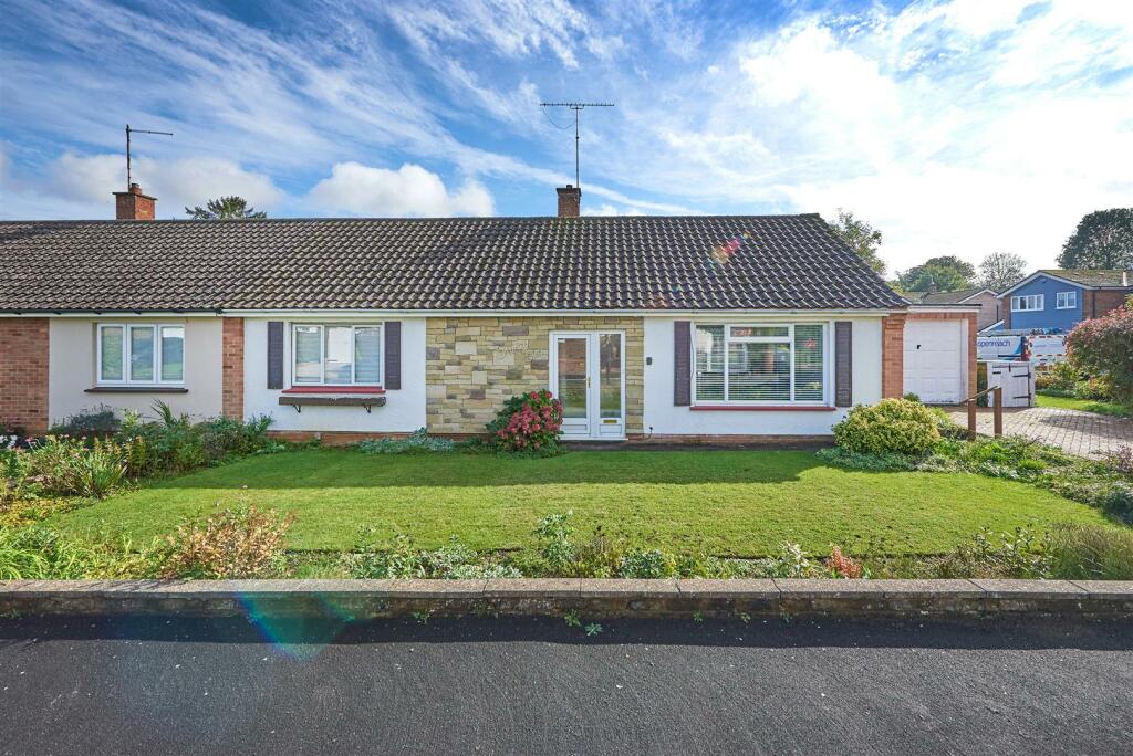 2 bedroom semidetached bungalow for sale in East Park, Sawbridgeworth