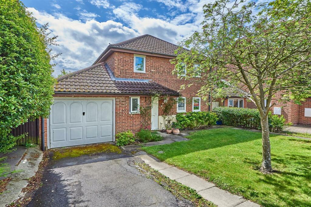 4 bedroom detached house for sale in Thorley Park, Stortford, CM23