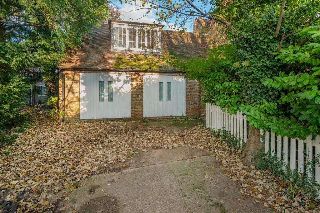 5 bedroom detached house for sale in Church Hill, Shepherdswell, CT15