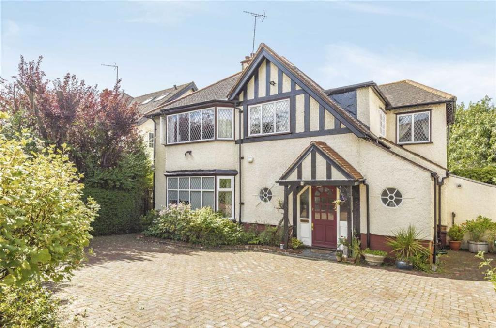 4 bedroom detached house for sale in Westbury Road, Woodside Park, N12