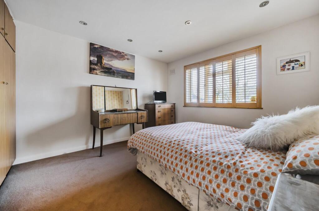 Additional property image - Peplins Way, Brookmans Park, Hatfield