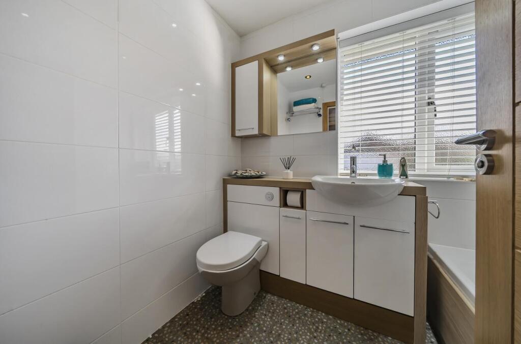 Additional property image - Peplins Way, Brookmans Park, Hatfield