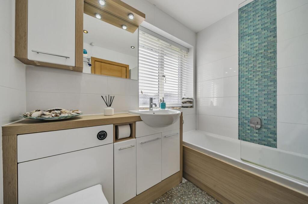Additional property image - Peplins Way, Brookmans Park, Hatfield