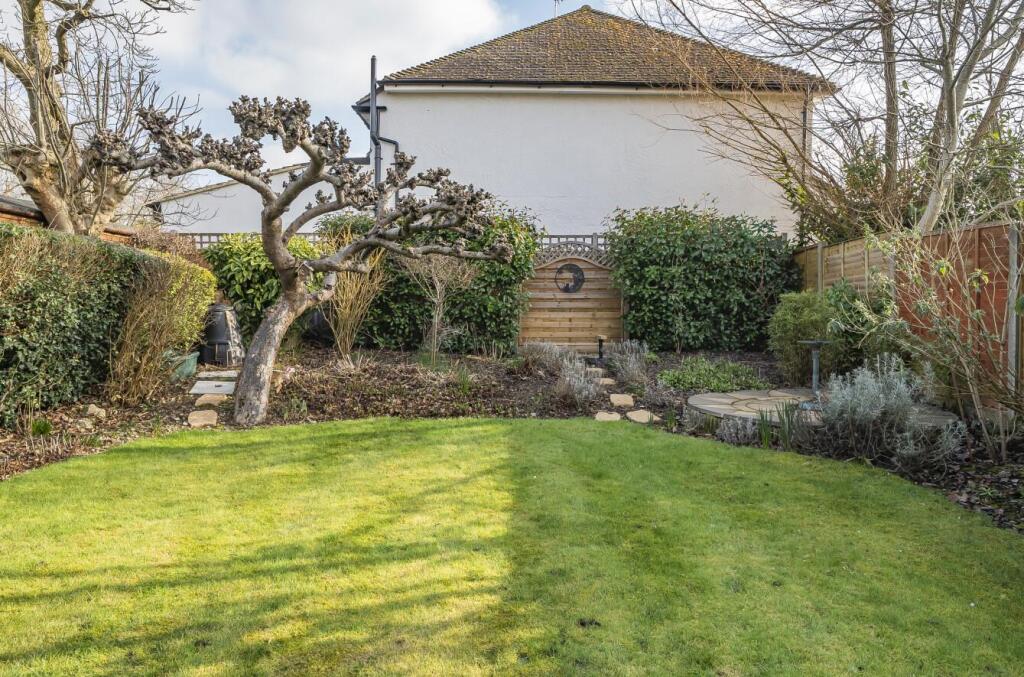 Additional property image - Peplins Way, Brookmans Park, Hatfield