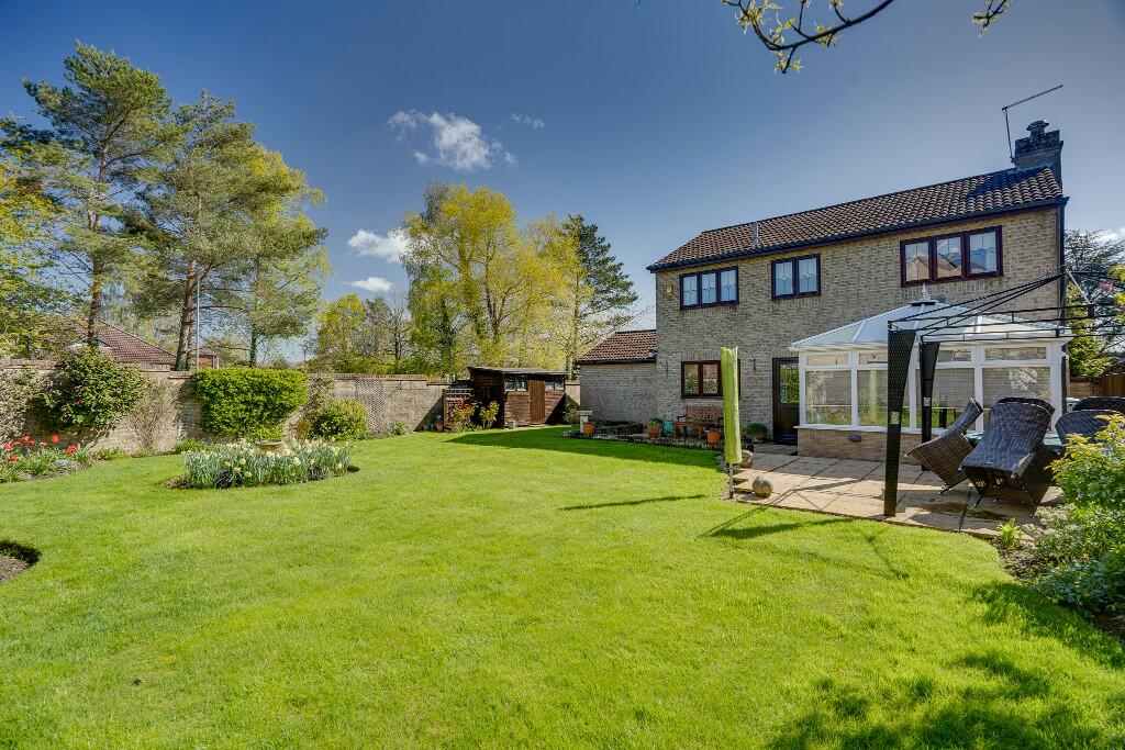 4 bedroom detached house for sale in Meadowsweet Way, Horton Heath