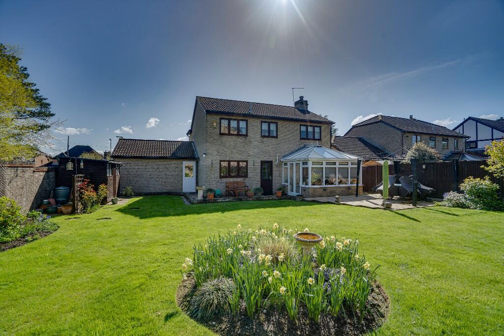 4 bedroom detached house for sale in Meadowsweet Way, Horton Heath