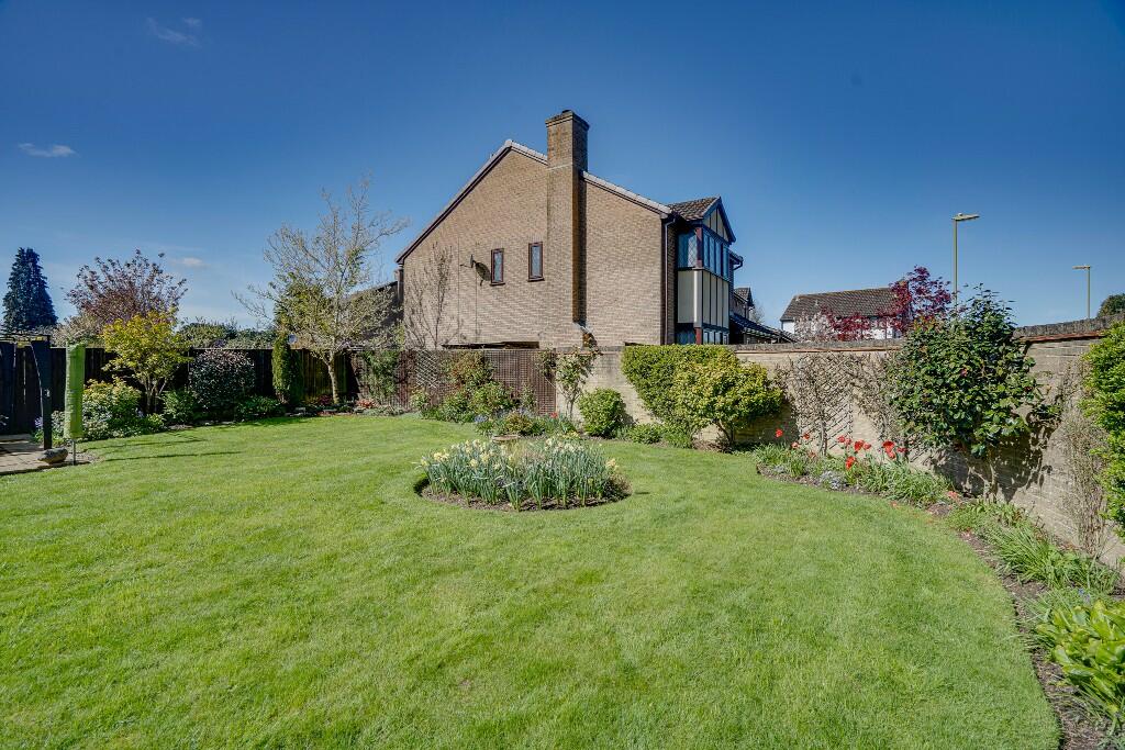 4 bedroom detached house for sale in Meadowsweet Way, Horton Heath