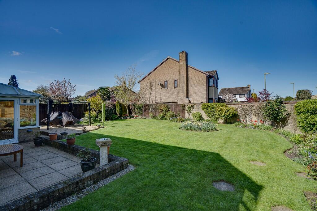 4 bedroom detached house for sale in Meadowsweet Way, Horton Heath