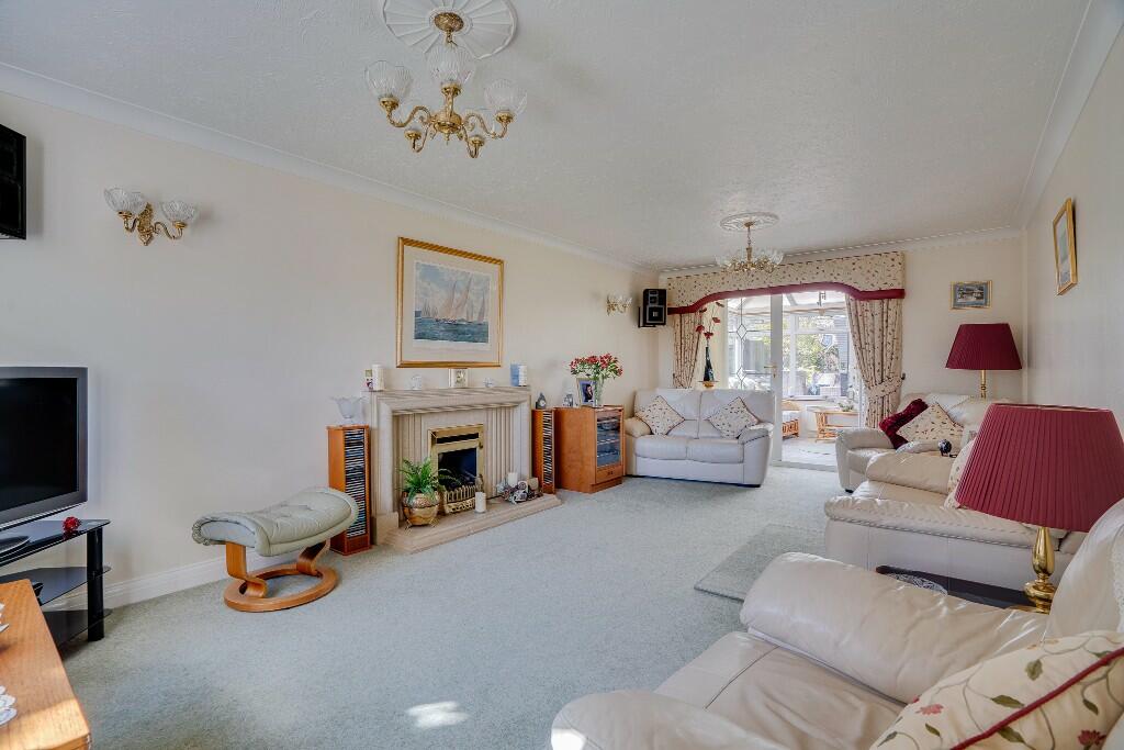 4 bedroom detached house for sale in Meadowsweet Way, Horton Heath